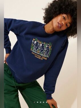 Parks Project Catskills Bear Buds Embroidered
Crewneck Sweatshirt